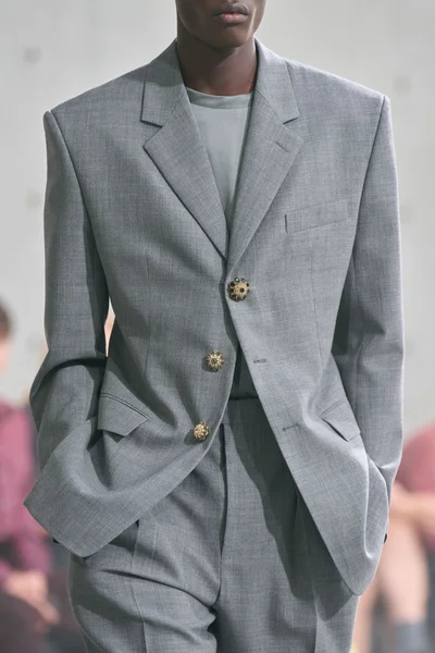 Look 16